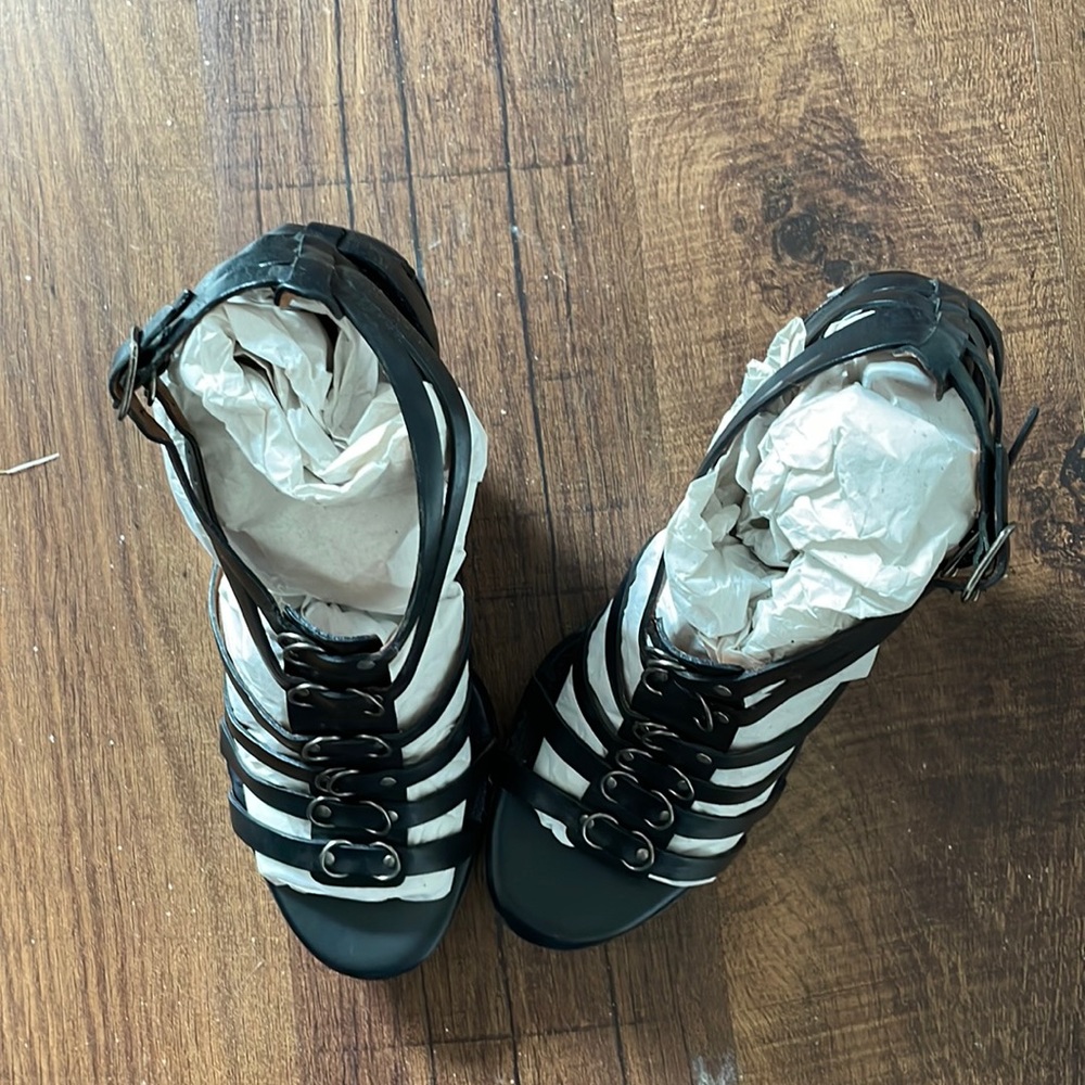 Beautiful brand new Pour La Victoire wedge sandals